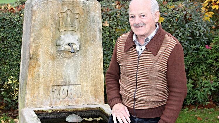 Der Sandsteinbrunnen in der Ortsmitte von Vorbach ist eine Arbeit Hans Saxingers. Foto: Helmut Will