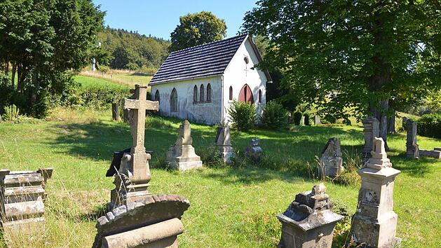 Der historische Friedhof liegt hinter der Kirche Meschenbach.Foto: Rainer Lutz