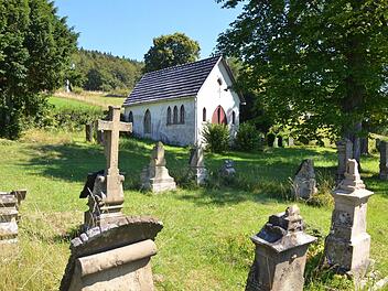 Der historische Friedhof liegt hinter der Kirche Meschenbach.Foto: Rainer Lutz