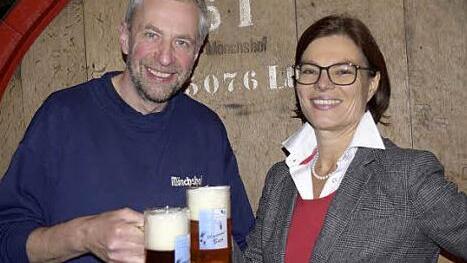 Bernd Sauermann und Helga Metzel stießen gestern als neue Geschäftsführer des Bayerischen Brauerei- und Bäckereimuseums auf eine gute Zusammenarbeit an.  Fotos: privat