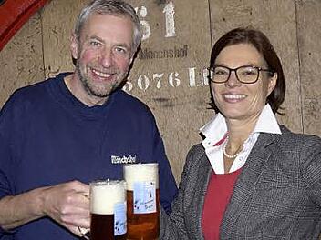 Bernd Sauermann und Helga Metzel stießen gestern als neue Geschäftsführer des Bayerischen Brauerei- und Bäckereimuseums auf eine gute Zusammenarbeit an.  Fotos: privat