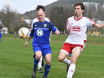 Gestresst schaut er aus, der Christian Laus (links). Kein Wunder, denn im Duell mit Daniel Geck vom Liga-Schlusslicht FC Gerolzhofen kassierten die 06er eine weitere Rückrunden-Niederlage. Foto: Hopf