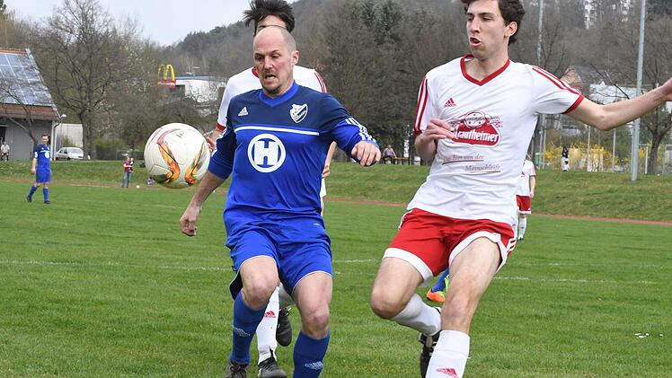 Gestresst schaut er aus, der Christian Laus (links). Kein Wunder, denn im Duell mit Daniel Geck vom Liga-Schlusslicht FC Gerolzhofen kassierten die 06er eine weitere Rückrunden-Niederlage. Foto: Hopf