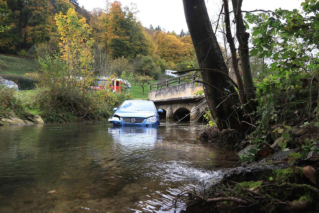 Landkreis Forchheim: Auto landet im Fluss