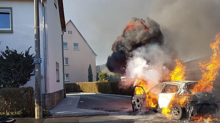Lichterloh brannte am Donnerstagmorgen ein Pkw in der Karlsbergstraße.Walter Hartung