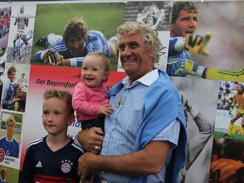 Jean-Marie Pfaff eroberte am Samstag in Steinbach am Wald auch die Herzen der ganz jungen Bayern-Fans. Foto: Veronika Schadeck