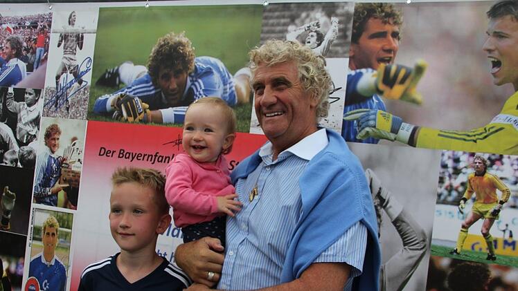 Jean-Marie Pfaff eroberte am Samstag in Steinbach am Wald auch die Herzen der ganz jungen Bayern-Fans. Foto: Veronika Schadeck