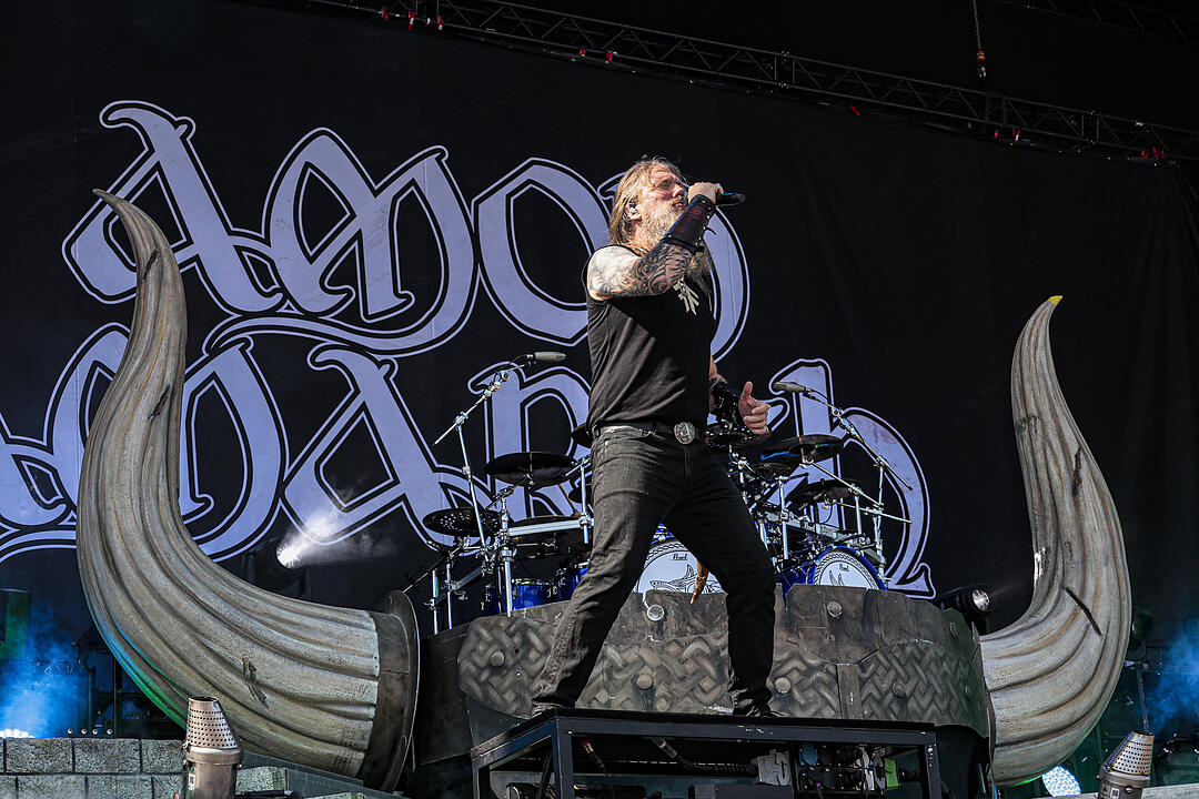 Amon Amarth bei Rock im Park 2019: Ganz viel Metal und Feuer bringt die Fans zum Durchdrehen