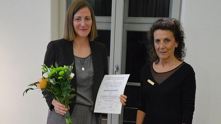 Die Künstlerin Jasmin Schmidt  bekam von Agnes Riedl, Past-Präsidentin des Soroptimist Clubs Würgau-Fränkische Schweiz, die Urkunde zum SI-Kunstpreis überreicht. Robert Schäfer