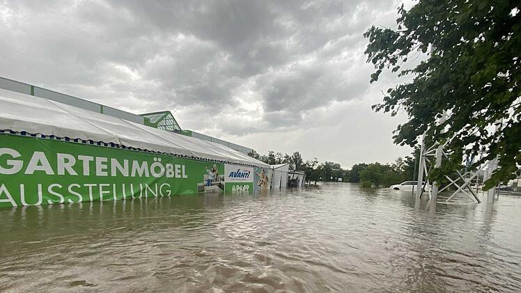 Komplettes Möbelhaus nach heftigem Regen von Wasser umzingelt: Feuerwehr bereitet sich auf weitere Unwetter vor