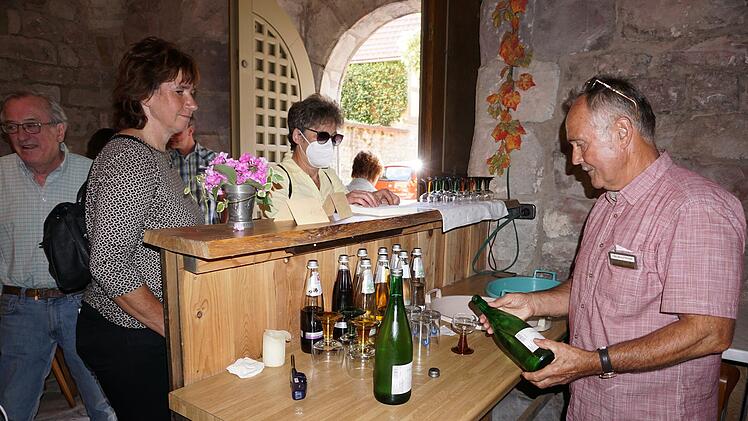 Die kulinarische Stadtführung mit Frank Dickas begann mit einer  Weinprobe im historischen Stadtturm von Bischofsheim. Foto: Marion Eckert