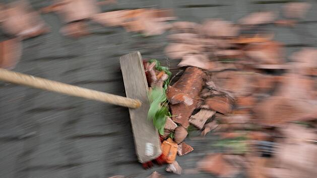 Die Straßenreinigung in Kulmbach ist ein emotionales Thema. Symbolbild:  Friso Gentsch/dpa