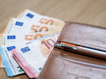 Bargeld mitführen auf Reisen: Regeln in Deutschland und Nachbarländern