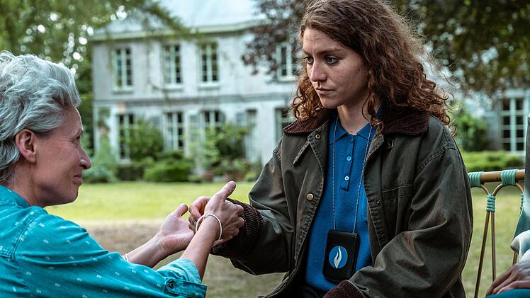 Die Heilpraktikerin Gerrie Reinhardt (Simone Milsdochter, links) versucht, Juliet Dumon (Charlotte De Bruyne) von ihren Methoden zu &uuml;berzeugen.