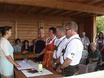 Susanne Weichsel und Stefan Sauer waren die ersten, die sich an der Herz-Jesu-Höhe vor Standesbeamtin Nina Neuerer das Ja-Wort gaben. Foto: G. Bauer