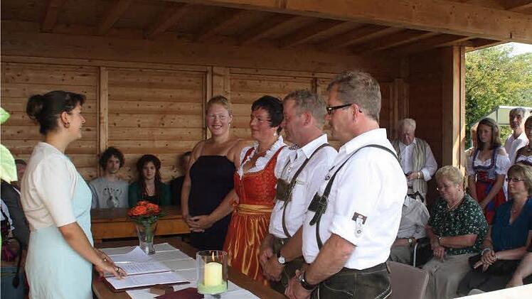 Susanne Weichsel und Stefan Sauer waren die ersten, die sich an der Herz-Jesu-Höhe vor Standesbeamtin Nina Neuerer das Ja-Wort gaben. Foto: G. Bauer