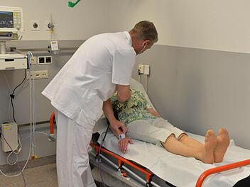 In der Notaufnahme des Bamberger Klinikums nimmt sich Dr. Joachim Knetsch einer Patientin an. Die Extremtemperaturen machen sich bei vielen Menschen bemerkbar.  Foto: Ronald