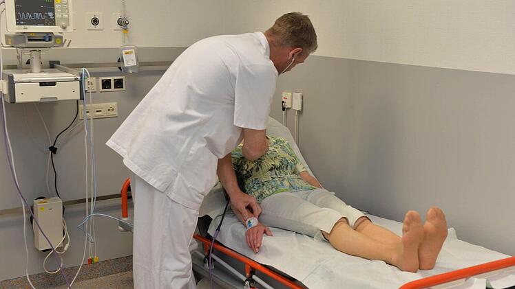 In der Notaufnahme des Bamberger Klinikums nimmt sich Dr. Joachim Knetsch einer Patientin an. Die Extremtemperaturen machen sich bei vielen Menschen bemerkbar.  Foto: Ronald