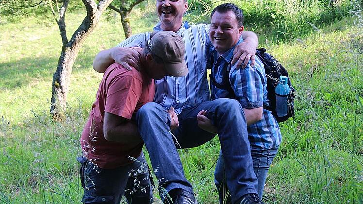 Das Stauchen ist alter Brauch: Hier ist der neue Untereschenbacher Feldgeschworene Siegfried Steinbach das Opfer. Fotos: Gerd Schaar