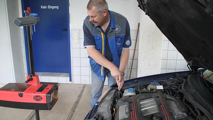 Es folgt die Scheinwerferkontrolle.