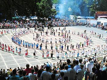 Wer in Neustadt aufgewachsen ist, kennt den "Rutscho". Der Traditionstanz der Kinder gehört zum Fest - so wie die Bratwurst. Foto: Stadtverwaltung