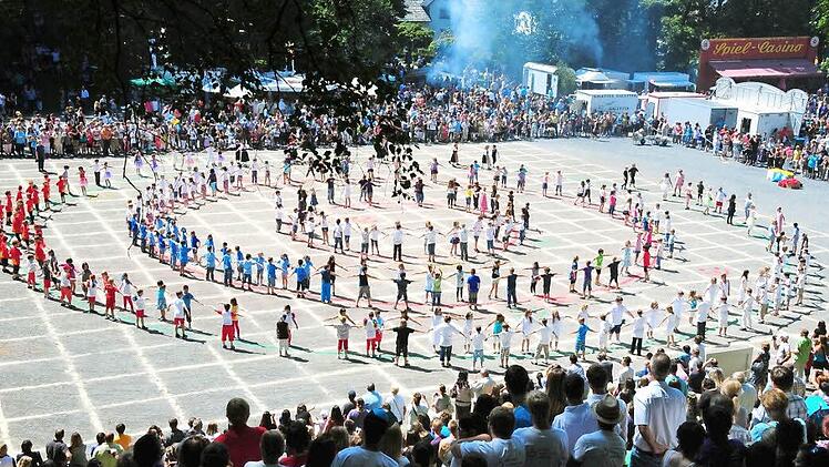 Wer in Neustadt aufgewachsen ist, kennt den "Rutscho". Der Traditionstanz der Kinder gehört zum Fest - so wie die Bratwurst. Foto: Stadtverwaltung
