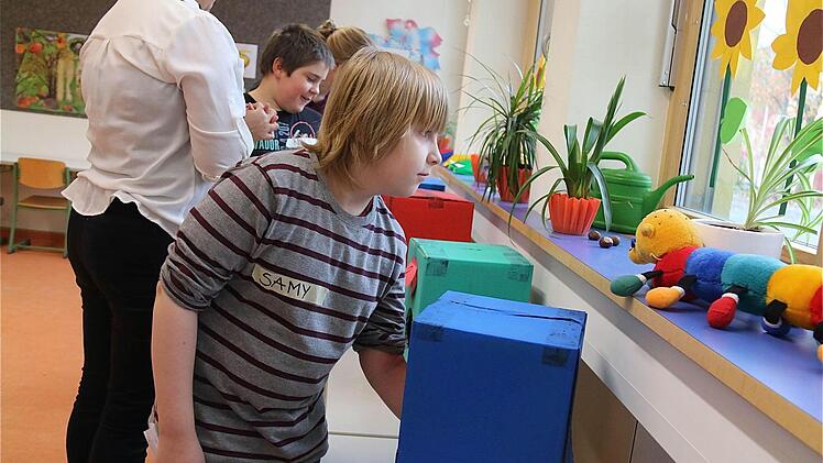 Watte, gekochte kalte Spaghetti, Schrauben, trockene Erbsen, Legosteine, Luftballons und Federn sind mit den Händen zu ertasten.