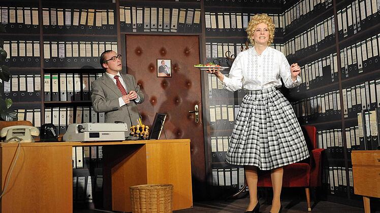 Szene aus dem Heinz-Erhardt-Abend des Coburger Landestheaters mit Eva Marianne Berger und Ingo Paulick.Foto: Andrea Kremper