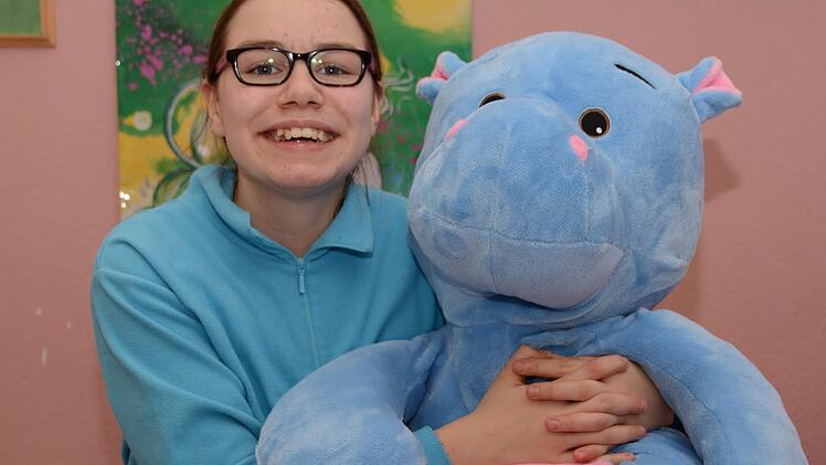 Lisa-Marie ist 14 Jahre alt und lebt im Kulmbacher Rehbergheim für geistig behinderte Kinder und Jugendliche.  Foto: Dagmar Besand