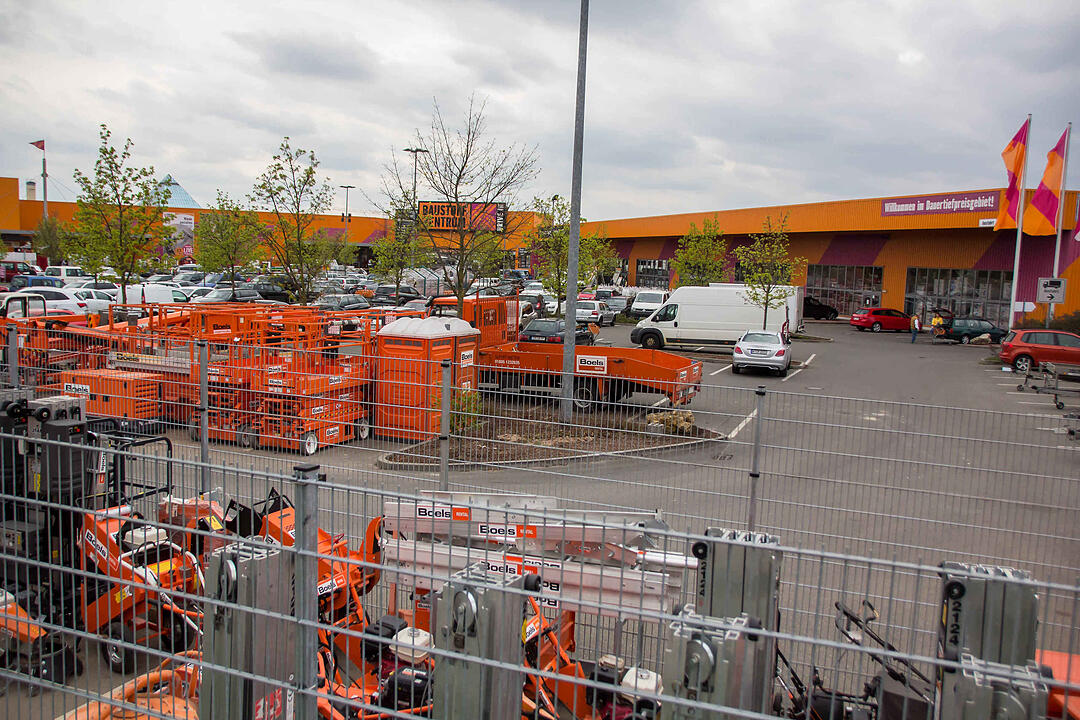 Folgenschwerer Betriebsunfall auf BaumarktgeländePalette rutscht von Gabelstapler – 31-jähriger Kunde wird von Betonsteinen begraben und stirbt