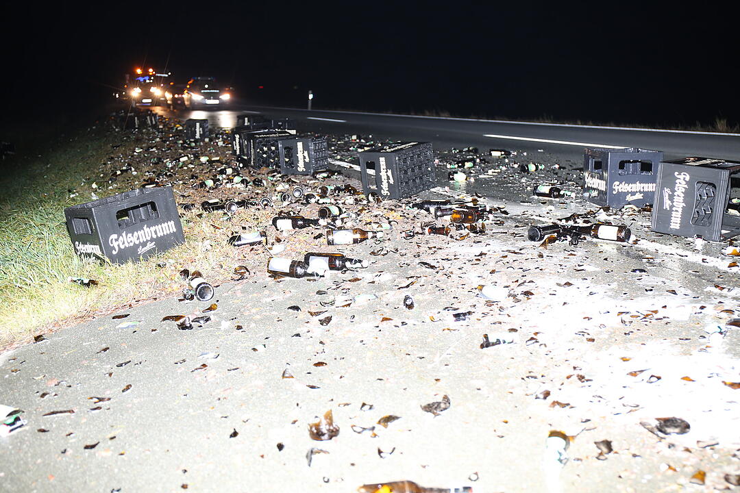 Oberfranken: Bierlaster verliert Ladung auf B173