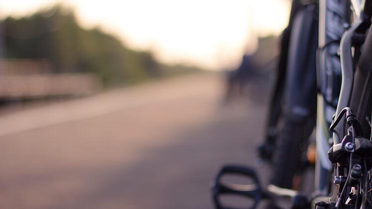 In Niedersachsen ist am Freitagmorgen ein 16-j&auml;hriges M&auml;dchen ums Leben gekommen. Ein Sattelzug erfasste die Radfahrerin.  Symbolbild: Unsplash-com/Asya Vee