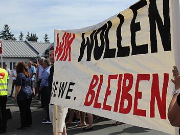 Kronacher Loewe-Mitarbeiter gingen am Dienstag (25.6.2019) auf die Straße und demonstrierten. Foto: Anna-Lena Deuerling