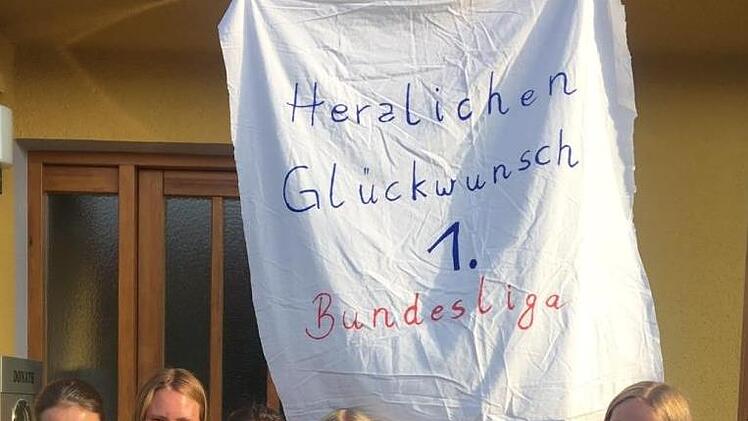 Steffi Potzel, Pia Donath, Nadine Potzel, Leonie Sturm, Ulla Donath, Annabel Steinböck, Jule Donath (von links) nach dem Aufstieg in die 1. Bundesliga.Bernd DonathUlla
