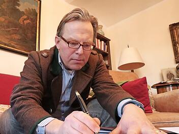 Heinrich Freiherr von Pölnitz unterzeichnet den Vertrag mit der Gemeinde Egloffstein.  Fotos: Josef Hofbauer