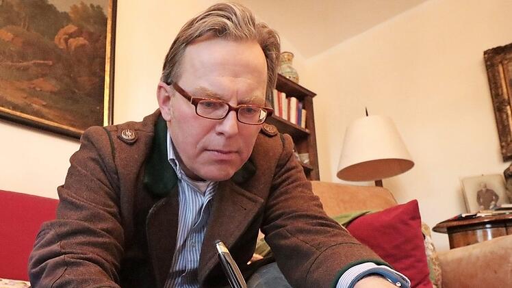 Heinrich Freiherr von Pölnitz unterzeichnet den Vertrag mit der Gemeinde Egloffstein.  Fotos: Josef Hofbauer
