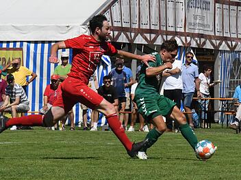 Hiergeblieben: Fuchsstadts Kapitän Sebastian Bartel stellt den Großbardorfer Tim Stecklein. Gespielt wurde beim TSV Arnshausen, der sein 100-jähriges Bestehen auch mit viel Sport feierte. Foto: Hopf