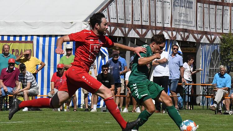 Hiergeblieben: Fuchsstadts Kapitän Sebastian Bartel stellt den Großbardorfer Tim Stecklein. Gespielt wurde beim TSV Arnshausen, der sein 100-jähriges Bestehen auch mit viel Sport feierte. Foto: Hopf