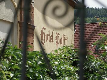 Seit Jahrzehnten gammelt das ehemalige "Hotel Post" in Bad Brückenau vor sich hin.  Nun könnte das leerstehende Gebäude dank der Carl-von-Heß-Sozialstiftung eine Zukunft bekommen.   Foto: Steffen Standke