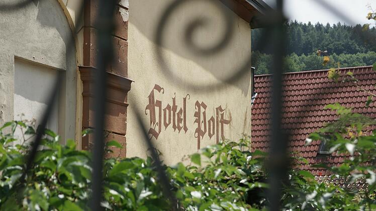 Seit Jahrzehnten gammelt das ehemalige "Hotel Post" in Bad Brückenau vor sich hin.  Nun könnte das leerstehende Gebäude dank der Carl-von-Heß-Sozialstiftung eine Zukunft bekommen.   Foto: Steffen Standke