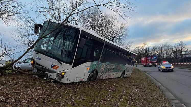 Bus kommt in Marktredwitz von Straße ab und landet im Graben - Rettungshubschrauber im Einsatz