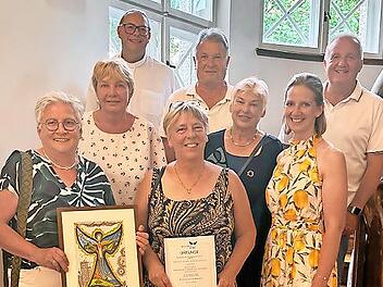 Mitarbeiter der Bücherei Pinzberg mit den Bücherleiterinnen Sieglinde Seeber (vorne l.) und Christiane Jauck (vorne M.) sowie Bürgermeisterin Elisabeth Simmerlein (vorne r.) und Pfarrer Michael Gehret (hinten l.) bei der Preisverleihung.