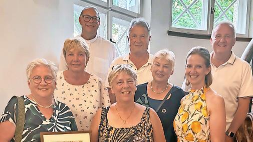 Mitarbeiter der Bücherei Pinzberg mit den Bücherleiterinnen Sieglinde Seeber (vorne l.) und Christiane Jauck (vorne M.) sowie Bürgermeisterin Elisabeth Simmerlein (vorne r.) und Pfarrer Michael Gehret (hinten l.) bei der Preisverleihung.