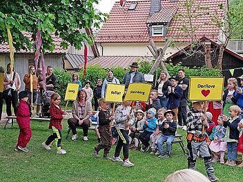 Dreikäsehochs feiern mit Dorfliebe den Sommer