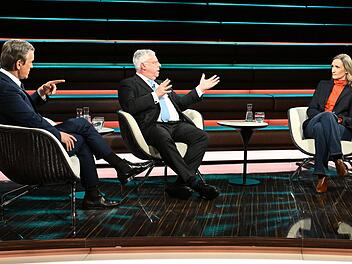 CDU-Politiker J&uuml;rgen Hardt (Mitte) machte sich am Dienstag f&uuml;r Israel stark, w&auml;hrend Nahost-Expertin Kristin Helberg deutsche Waffenlieferungen verurteilte.