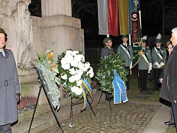 Mit einer Kranzniederlegung am Ehrenmal in Lichtenfels wurde der Opfer von Krieg und Gewaltherrschaft gedacht.  Foto: Gerda Völk