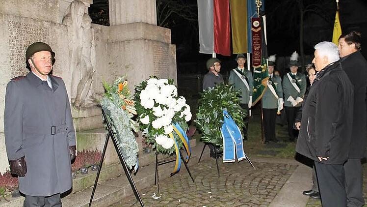 Mit einer Kranzniederlegung am Ehrenmal in Lichtenfels wurde der Opfer von Krieg und Gewaltherrschaft gedacht.  Foto: Gerda Völk