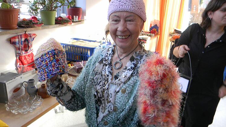 Adelgunde Süß mit ihren selbst gestrickten Mützen Fotos: Sonja Lengenfelder