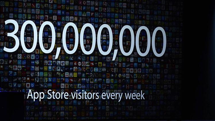 Tim Cook weist in seiner Einführung auch auf die Besucher im App Store hin. Foto: John G. Mabanglo/dpa