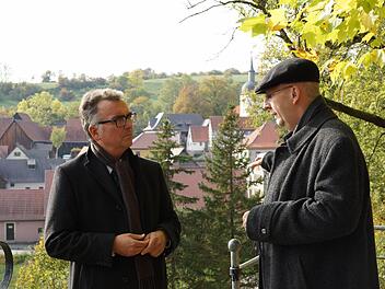 Pfarrer Rüdiger Bernhardt (rechts) erklärt Militärbischof Sigurd Rink die Geschichte von Bonnland. Foto: Arkadius Guzy